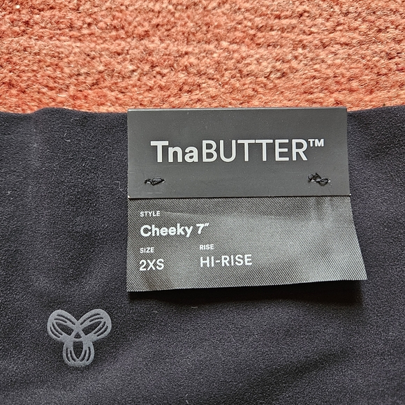 Aritzia TnAction TnaBUTTER™ Cheeky Hi-Rise 7" Short Legging Size 2XS Black - Picture 2 of 5